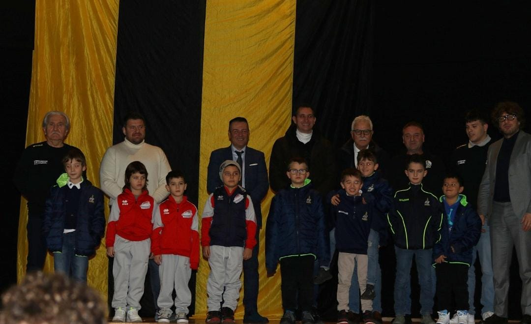 GLI AUGURI NATALIZI CON GLI ATLETI DEL VIVAIO E LE LORO FAMIGLIE GLI AUGURI NATALIZI CON GLI ATLETI DEL VIVAIO E LE LORO FAMIGLIE
